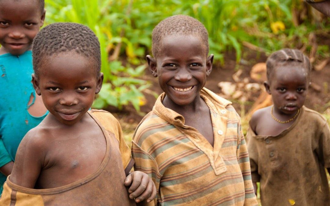Afrikanske børn, der arbejder i marken, hvor de dyrker mad. Intet går til spilde.