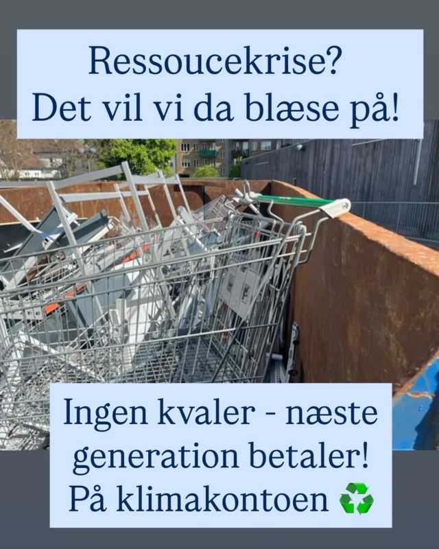 Så skal vi til det igen🌍♻️🙏🏼 Her på Den lille grønne avis dokumenterede vi igen og igen hvordan Coop @liveticoop smed ALT inventar fra Irma-butikkerne (også de helt nyindrettede) i containere.  Vi så hvordan de smed alt i blandet affald. Hvordan uniformer, elpærer, stole, skilte, indkøbsvogne og blå kurve røg i samme containere. Fordi det blå ikke kunne genbruges i de nye grønne COOP-butikker (de holdt 14 dage, kan I huske den joke?). Hvorpå det grønne grønne inventar blev smidt ud til fordel for rødt inventar til SuperBrugsen🔥  Og nu er der så meget krise i Coop, at de er nødt til at sælge virkelig mange butikker fra. Så nu tømmes mange tabsgivende 365discount-butikker (de butikker var aldrig en god ide). Og i stedet for at køre ressourcerne på lager eller genbruge dem i andre butikker, så smider man da bare IGEN alting ud i containere.  Coops ledelse er udskiftet – men man har stadig ikke fanget, at der er klima- og ressourcekrise. Man forbruger løs. Man vil have nyt nyt nyt i jomfruelige materialer – ikke noget cirkulær økonomi og genbrug her. Det er en skandale🔥  Har du flere eksempler?  Tak til den læser, der har sendt disse billeder  #reuse #reduce #circulærøkonomi #genbrug