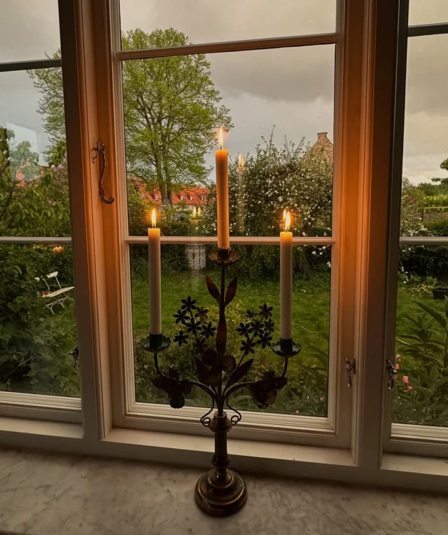4.maj - 80 år siden befrielsen! Vi må aldrig glemme! Vi må aldrig tage friheden og freden for givet🇩🇰 Vi må aldrig stoppe med at være taknemmelige for dem der kæmpede🙏🏼  Har du husket lys i vinduerne?🕯️🕯️🕯️  Lokationen viser Mindelunden - jeg bor lige ved siden af. Og det er en evig påmindelse om historien når jeg går forbi skiltet "Henrettelsespladsen" dagligt... Unge frihedskæmpere skudt. Henrettet af besættelsesmagten. Lige her. Hvor jeg bor...  #4maj