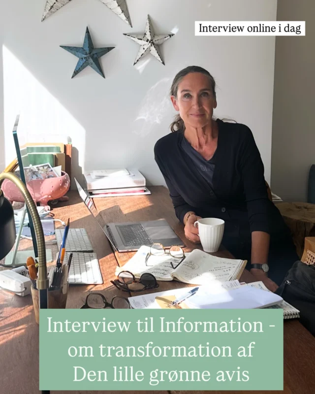 Medieudviklingen: Tak til @informationdk for interessen for transformationen af Den lille grønne avis. Tak for ordet!♻️  Jeg synes, at det gav mening at stille op til et interview netop nu med den fantastiske lille avis, som jo voksede ud af besættelsestiden og blev en stor dagsordensættende avis i årene efter 1945.  Vi lever igen i en vild tid. Alt er i opbrud. Etik. Værdier. Fællesskaber. Sikkerhed. Krig i Europa. Krigsliderlighed i Rusland. Vanvid i USA. Europa, der er trådt smukt sammen på nogle områder, men som ikke kan blive enige om klimamål (til FN i dag).  Og et EU som ikke kan blive enige om at sørge for at vi SELVFØLGELIG bør have vores egne sociale medier, public service-medier. Vi borgere i EU skal selvfølgelig ikke give alle vores data og alt vores content til Kina (TikTok) og USA (X + Meta). Vi kan ikke stole på tech-giganterne. De er gået over til misinformation, modarbejdelse af demokratier, højreorienteret propaganda, ingen faktatjek osv.  Jeg taler om, hvad jeg gør med min journalistik nu. Jeg er i gang med website, blog og nyhedsbrev. Jeg vil have ejerskab over indholdet selv. Og ikke udsætte nogen for alt fra fossile reklamer, misinformation og tracking af data.  Jeg går ikke af Instagram. Men jeg vil hjemtage mit indhold, så det ikke kan forsvinde. Hvis nu TikTok kommer i krig med Meta og trækker stikket på alt indhold eller hvad ved jeg. Det er alt for sårbart at lægge alt sit indhold her i fremtiden.  Hvad mener du?  Det var sjovt, at have avisen med på en travl arbejdsdag. Min dag bød på strategisk møde med @mandagmorgen_ugebrev - jeg sad ved siden af professor Peter Birch Sørensen tdl. Klimarådet (tillykke med de ti år i går🔥). Konference om cirkulær økonomi @loopforum - paneldebat, spændende møde hos bureauet @peytz.dk - der bygger Den lille grønne avis op til et medie, hjem kl.16 for at lave interview og stille op til foto ved mit skrivebord, hvor jeg arbejder... Jeg har selv arbejdsbilledet på min telefon og kan bringe det her♻️  NB: Jeg deler link du kan skrive dig op til nyhedsbrevet senere i story! Og nedenfor